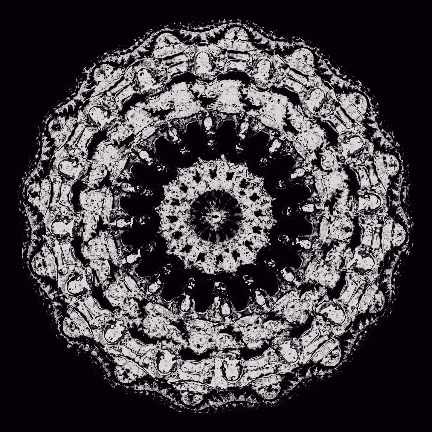 Polera negra manga corta. El diseño de esta polera presenta una ilustración de gran tamaño situada al centro. Tiene forma circular y se compone de muchos patrones repetidos, como una mandala o una flor abstracta. Está formada por varias capas concéntricas, donde cada anillo contiene detalles pequeños y texturas, generando sensación de relieve visual. Los colores principales son blanco y negro, con el fondo oscuro y la figura en tonos claros, lo que destaca mucho el dibujo central y sus detalles ornamentales