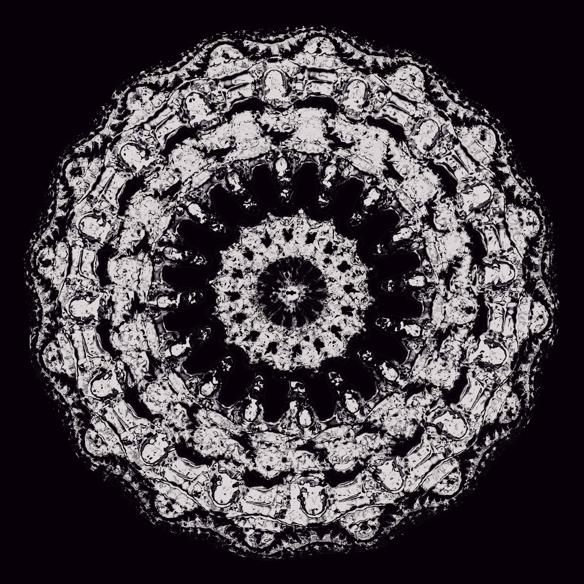 Polera negra manga corta. El diseño de esta polera presenta una ilustración de gran tamaño situada al centro. Tiene forma circular y se compone de muchos patrones repetidos, como una mandala o una flor abstracta. Está formada por varias capas concéntricas, donde cada anillo contiene detalles pequeños y texturas, generando sensación de relieve visual. Los colores principales son blanco y negro, con el fondo oscuro y la figura en tonos claros, lo que destaca mucho el dibujo central y sus detalles ornamentales