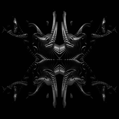 Polera negra de manga corta. Sobre el fondo negro, se encuentra una ilustración de apariencia futurista y simétrica, en tonos grisáceos y plateados.  Inspirado en motivos biomecánicos, con formas que recuerdan a tubos, engranajes o estructuras metálicas entrelazadas, formando un patrón central como un espejo.
